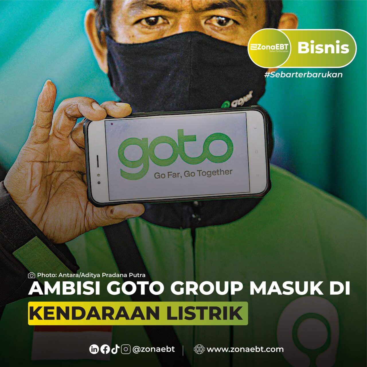 Driver gojek sedang memegang gambar aplikasi logo GOTO. sumber gambar dari Antara