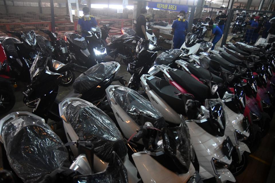 Sejumlah pekerja melakukan proses produksi sepeda motor listrik/zonaebt.com