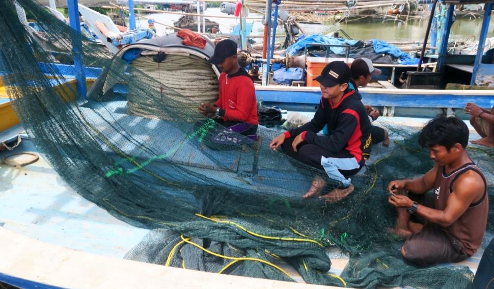 Nelayan Tegalsari Memperbaiki Jaring penangkap Ikan zonaebt.com