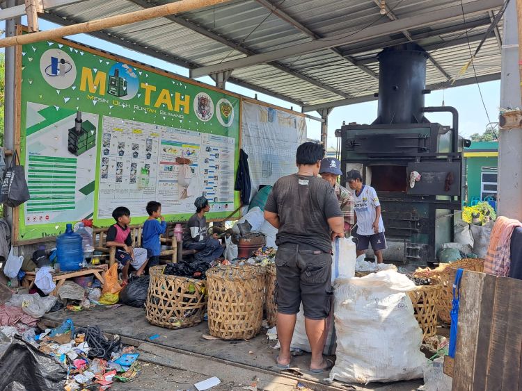 Rumah Sampah Tempat Insinerator Motah di Desa Cangkuang Wetan zonaebt.com