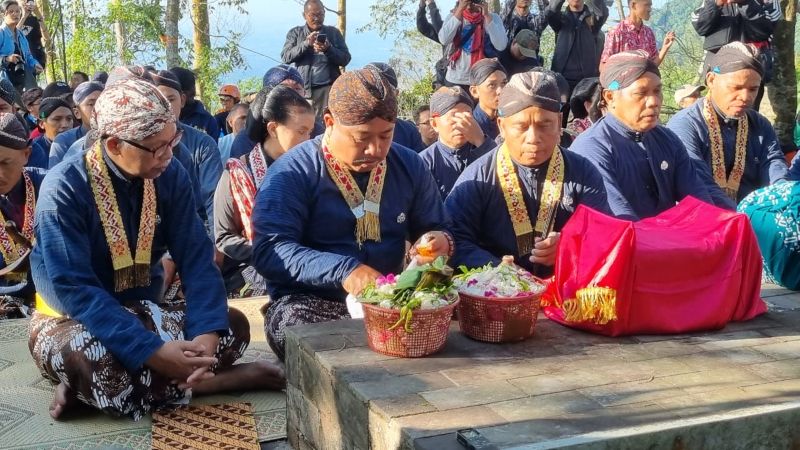 Ritual Labuhan Merapi oleh Masyrakat Yogyakarta untuk Penghormatan dan Permohonan Keselamatan zonaebt.com