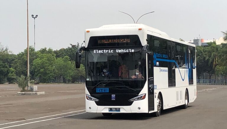 Bus-Listrik-MAB-diuji-coba-di-PEVS-2022