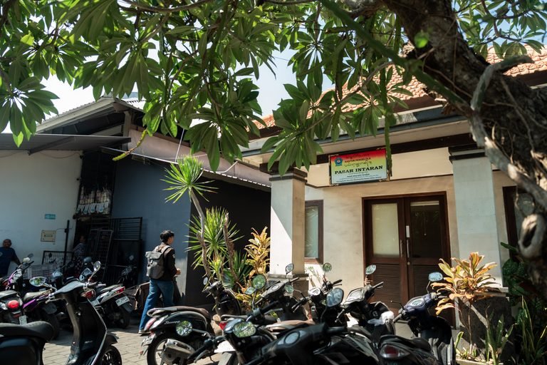 PLTS di Pasar Intaran Sanur, Hemat Biaya Listrik hingga 35 Persen Pasar Intaran, Sanur, Denpasar, foto: ZONAEBT. Pasar Intaran Sanur menjadi salah satu lokasi pemanfaatan energi surya di Desa Adat Intaran, Denpasar. PLTS di Pasar Intaran dimanfaatkan untuk mendukung kebutuhan energi di kawasan pasar tradisional. Pemanfaatan energi surya di Pasar Intaran menjadi bagian dari upaya pengembangan energi terbarukan di Bali. zonaebt.com