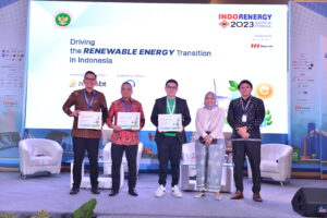 Para narasumber dalam forum Indo Renergy Expo and Forum 2023 yang bertajuk "Driving The Renewable Energy Transition In Indonesia" di Jiexpo Kemayoran, Jakarta, pada hari Kamis, 31 Agustus 2023. Sumber: zonaebt.com