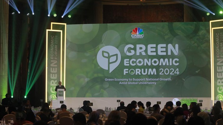 Deputi BKPM, Riyatno, menyampaikan pemaparan dalam acara Green Economic Forum 2024, Komitmen Indonesia Menuju NZE Pada 2060, zonaebt.com