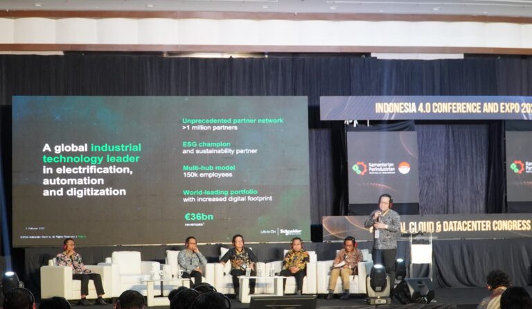 Schneider Electric Mempertegas Komitmen Keberlanjutan di Indonesia melalui Digitalisasi dan Elektrifikasi di Indonesia 4.0 Conference & Expo 2024. zonaebt.com