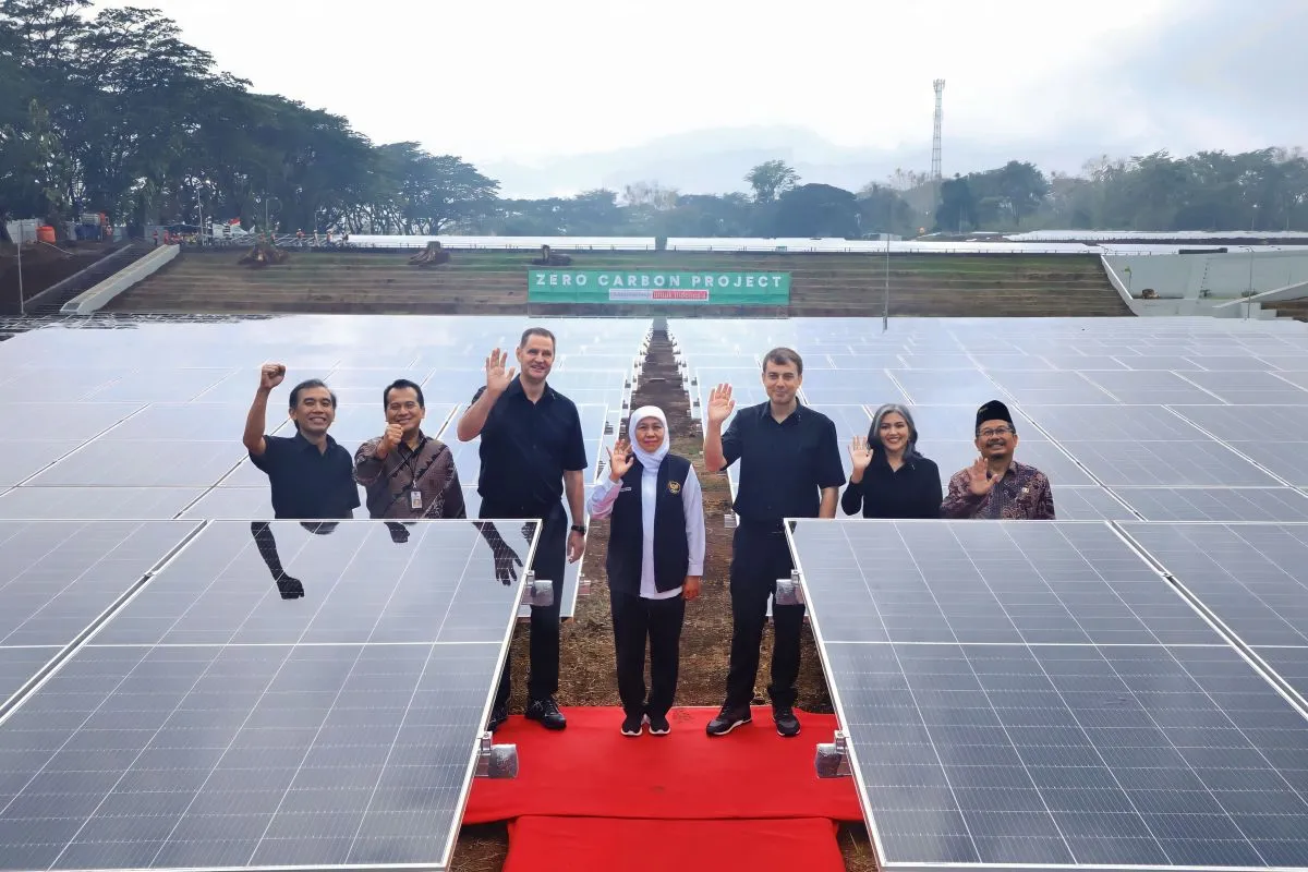 Gubernur Jawa Timur Khofifah Indar Parawansa saat peresmian panel surya di PT HM Sampoerna Pasuruan, Potensi EBT di Jawa Timur Mencapai 188.410 MW, Optimalkah?, zonaebt.com