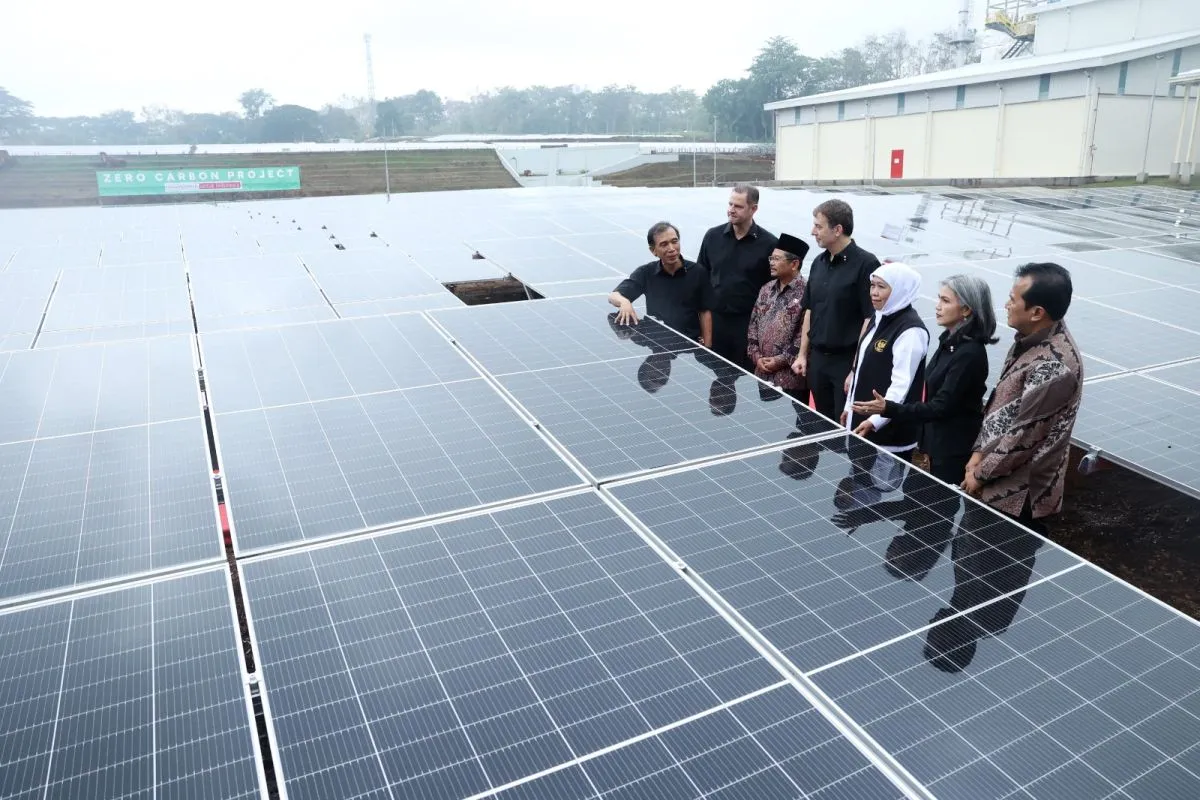 Gubernur Jawa Timur saat meresmikan 10.550 panel surya di kawasan fasilitas produksi PT HM Sampoerna, Potensi EBT di Jawa Timur Mencapai 188.410 MW, Optimalkah?, zonaebt.com
