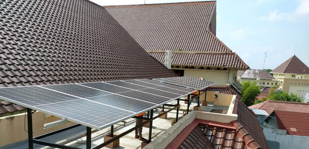 Ilustrasi pemasangan PLTS atap pada rumah, Peran PLTS Atap dalam Regulasi Pertumbuhan EBT, zonaebt.com