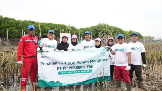 PTPP Hijaukan Pesisir Tambakrejo dengan 1