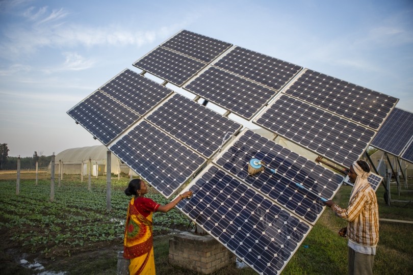 Pekerja pertanian membersihkan panel surya untuk efisiensi yang lebih baik, Posisi EBT dalam Pembangkit Listrik Global, zonaebt.com