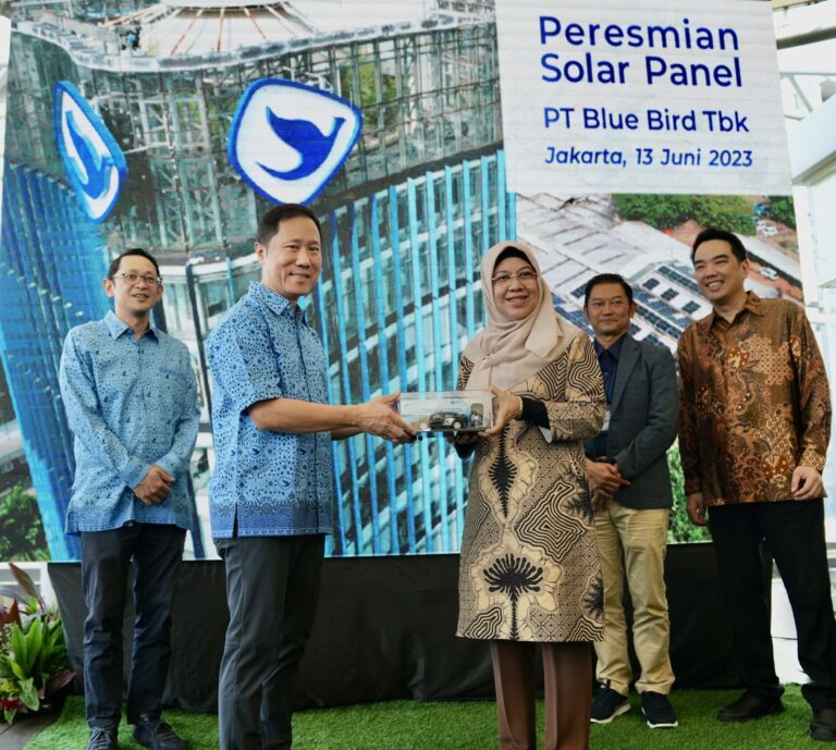 Bluebird Siap Reduksi 2.000 Ton Emisi Karbon Per Tahun Melalui Implementasi Panel Surya zonaebt.com