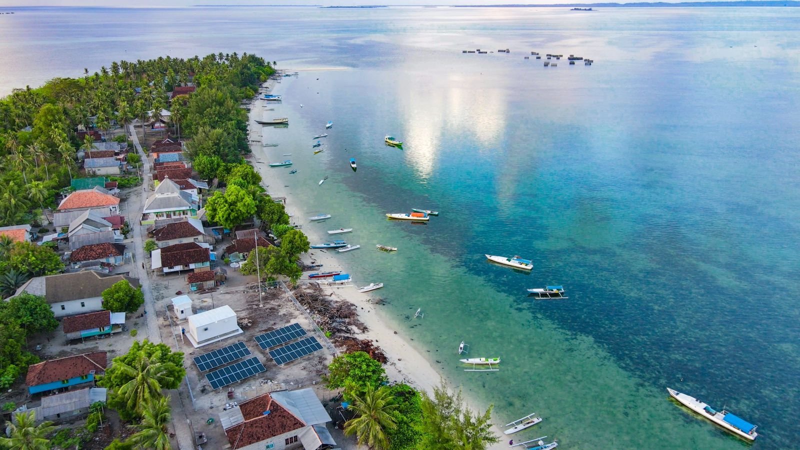 Pemasangan PLTS di dekat laut, Wilayah 3T dan Energi Baru Terbarukan, zonaebt.com