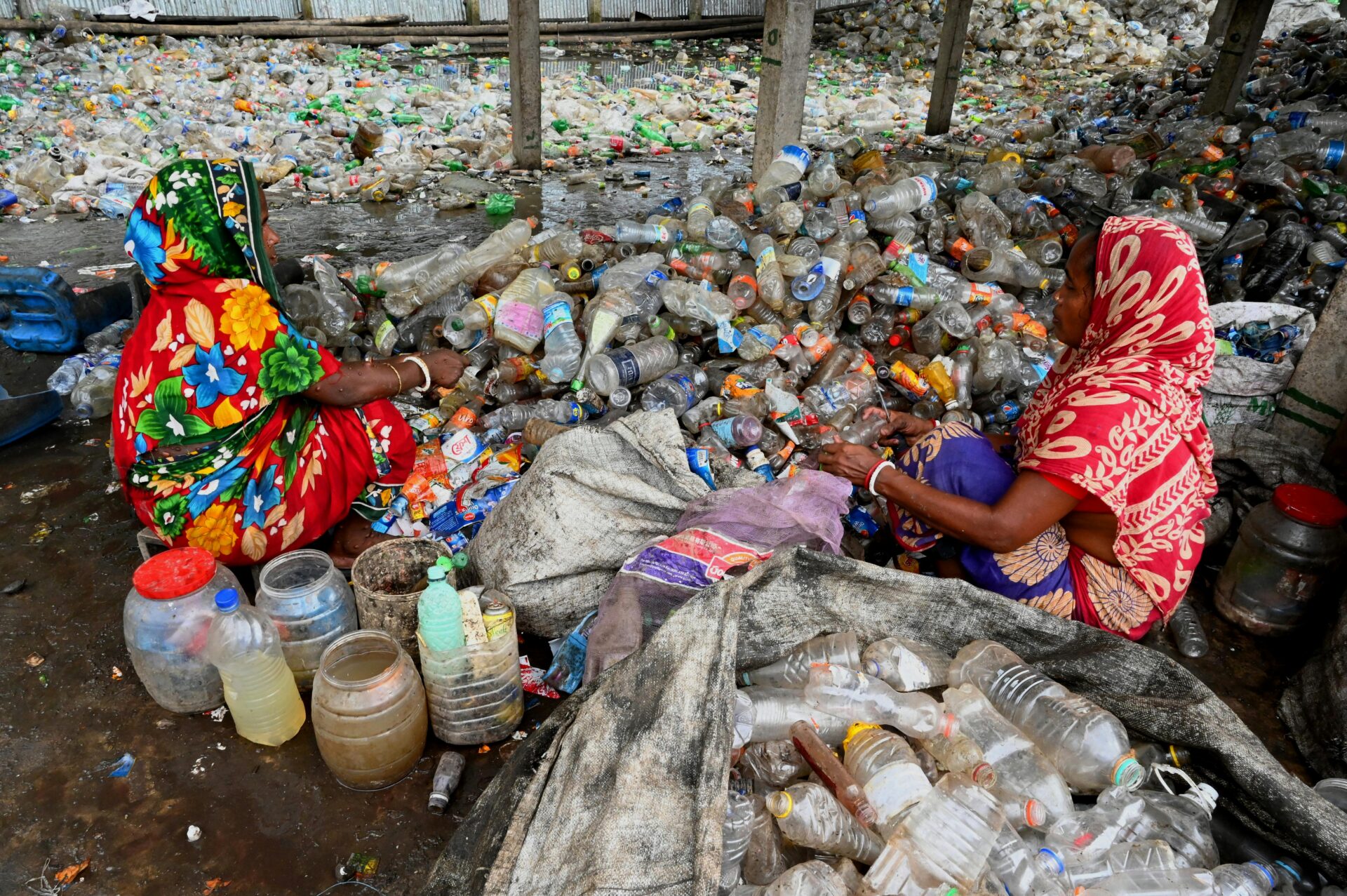Indonesia's Plan to Reduce 70% of Plastic Waste by 2025 zonaebt.com