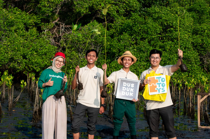 Penanaman mangrove oleh Dus Duk Duk di Teluk Benoa, Bali