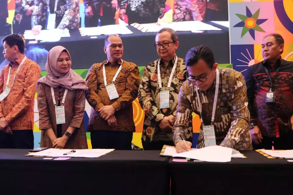 Penandatanganan kerja sama Pengembangan Infrastruktur SPKLU oleh Direktur Astra dengan Executive Vice President Pengembangan Produk Niaga PLN, pada acara The 11th Indonesia EBTKE ConEx 2023, Optimalisasi EBT Untuk Ketahanan Energi Nasional, zonaebt.com