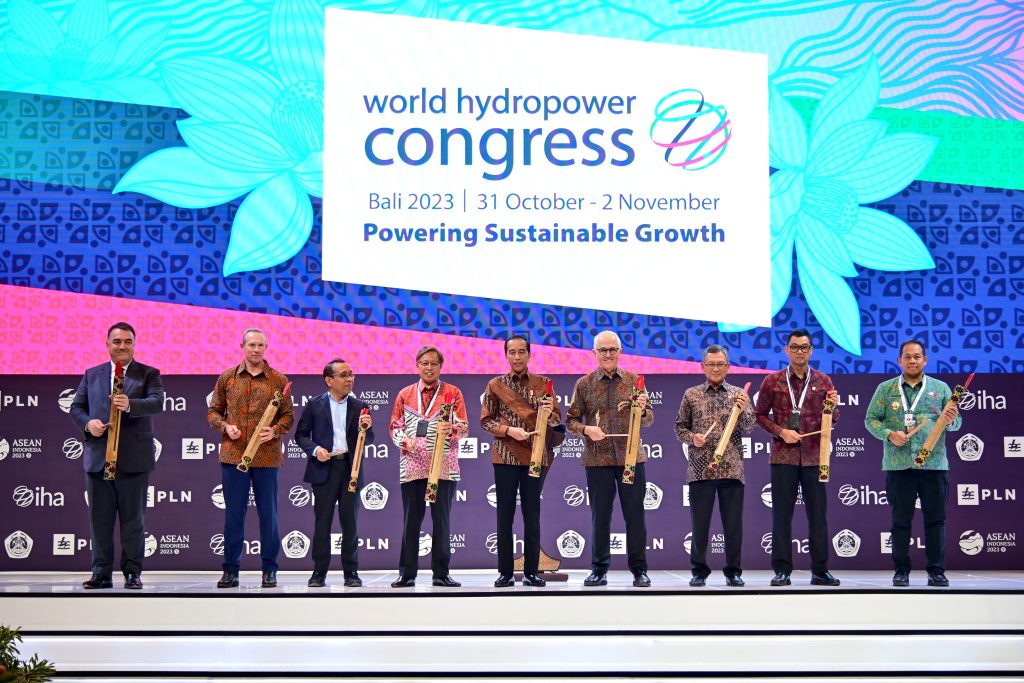 Presiden Joko Widodo bersama tamu undangan pada World Hydropower Congress di Bali, Keberadaan Energi Baru Terbarukan di Ibu Kota Nusantara, zonaebt.com