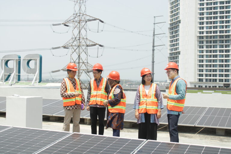 PLTS di atap gedung rumah sakit pertama di Kota Bekasi. zonaebt.com