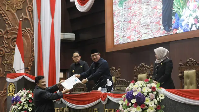 Rapat Paripurna dengan agenda penyampaian Jawaban Eksekutif Atas Pemandangan Umum Fraksi-Fraksi terhadap Raperda, Potensi EBT di Jawa Timur Mencapai 188.410 MW, Optimalkah?, zonaebt.com