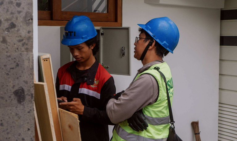ZONAEBT Kunjungi Peserta Magang SINAR, Gali Pengalaman Peserta di Dunia Kerja Energi Surya zonaebt.com