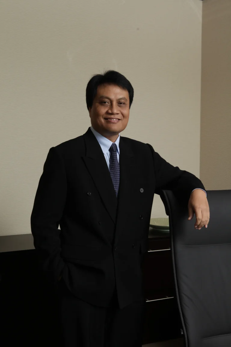 Triharyo_(standing)