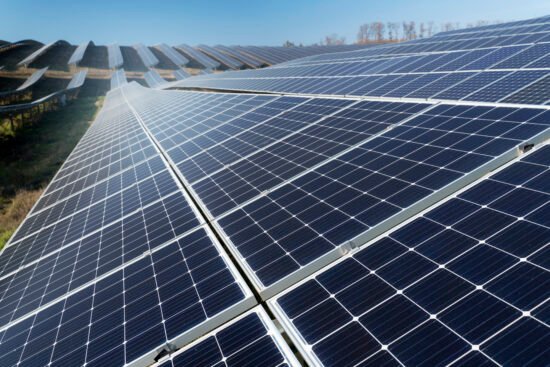 Pemerintah & PLN resmikan 47 PLTS di desa 3T, terangi Nusantara demi Net Zero Emissions. Pahami manfaat PLTS & dukung energi bersih Indonesia