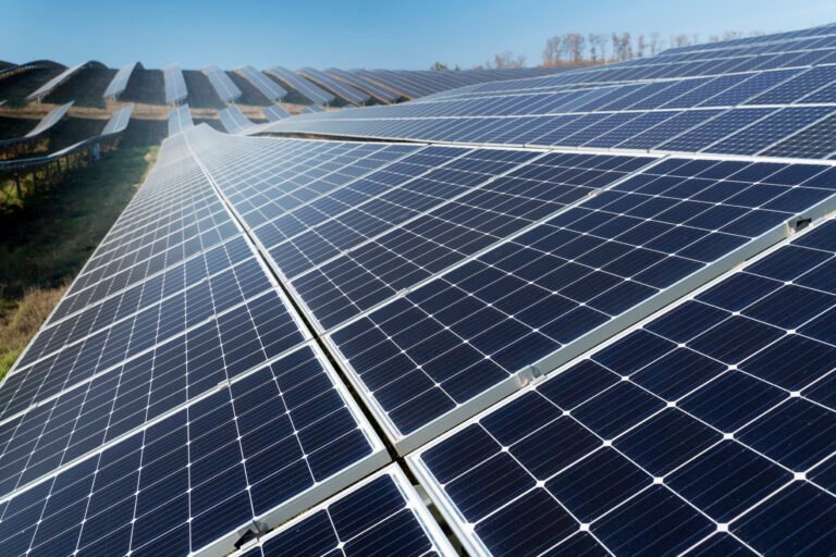 Pemerintah & PLN resmikan 47 PLTS di desa 3T, terangi Nusantara demi Net Zero Emissions. Pahami manfaat PLTS & dukung energi bersih Indonesia