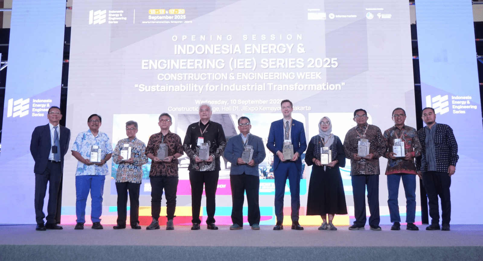 Penyerahan Token of Appreciation dari Pamerindo untuk Asosiasi dan Partner pendukung IEE Series 2025 Week 1 _ Penyerahan dilakukan oleh Country General Manager Pamerindo Indonesia,Ben Wong [paling kiri] didampingi Event Lead IEE Series 2025, Hanung Hanindito [paling kanan] zonaebt.com