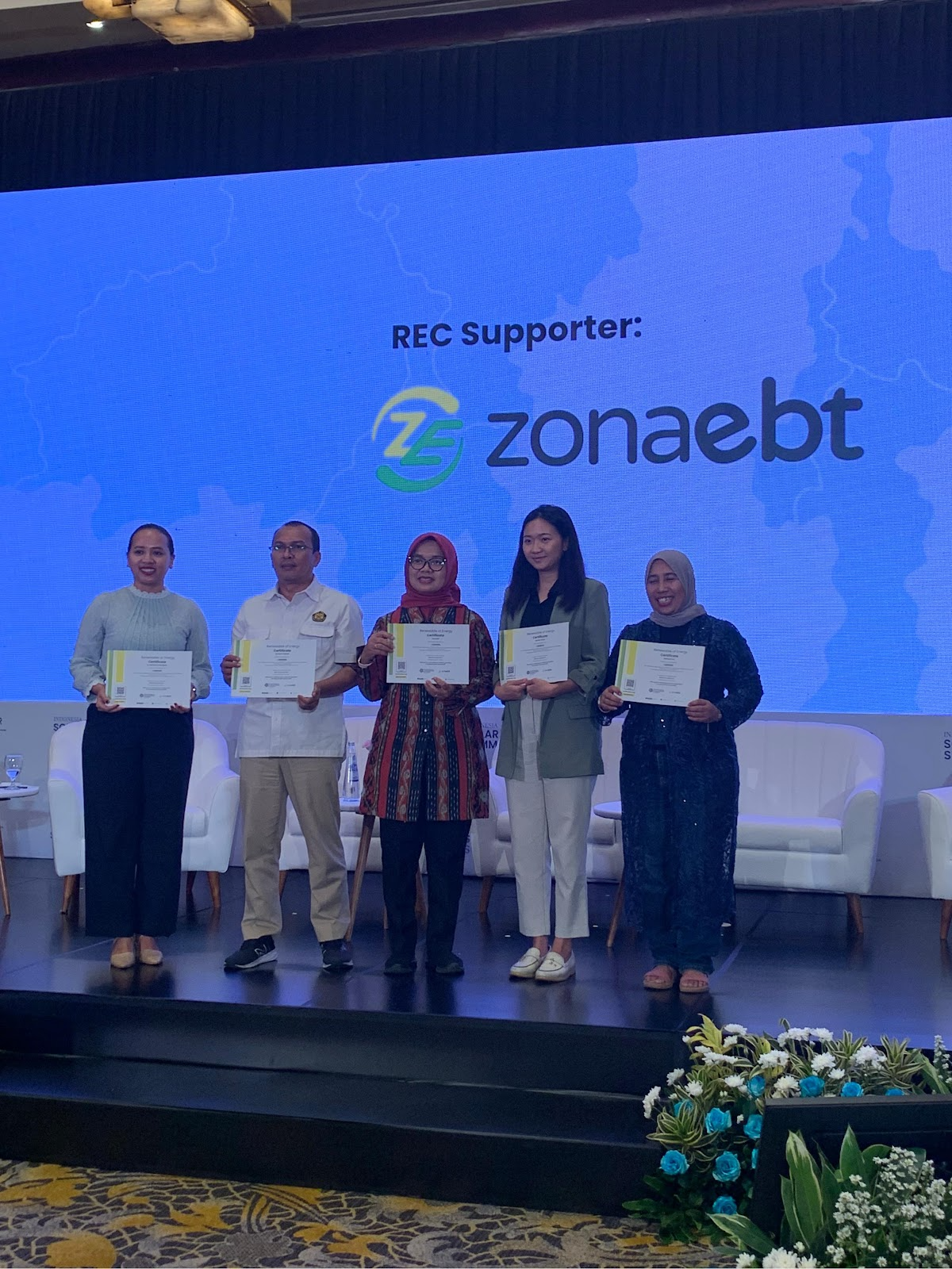 Penyerahan sertifikat REC oleh ZonaEBT di Indonesia Solar Summit 2025 Zonaebt.com