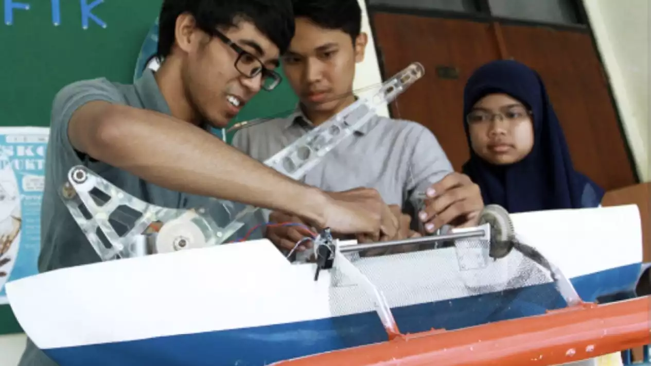 Idham dan tim membuat kapal pembersih sampah. Source : Satu Indonesia zonaebt.com
