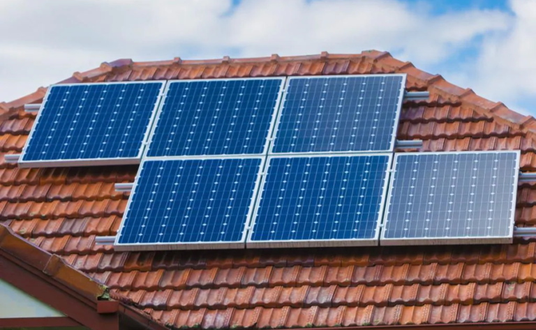 Mengapa Panel Surya Berwarna Biru? Ini Penjelasan Ilmiahnya zonaebt.com