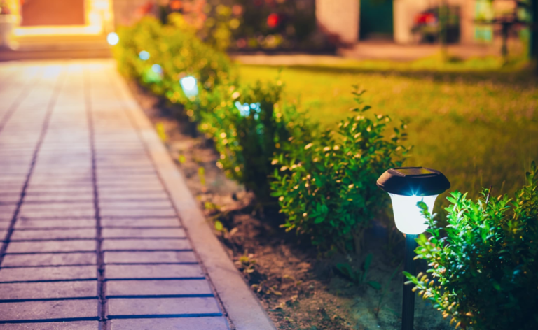 Lampu Tenaga Surya, Solusi Penerangan Outdoor Hemat Energi dan Ramah Lingkungan zonaebt.com