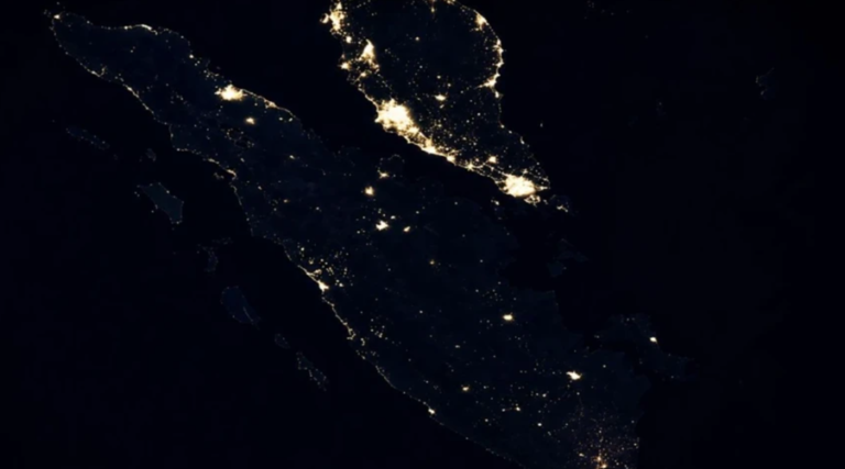 PLTS Atap dan Baterai, Solusi Ketahanan Energi Setelah Indonesia Blackout zonaebt.com