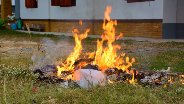 Mayoritas Keluarga di Desa Atasi Sampah dengan Cara Dibakar, Mengapa? zonaebt.com