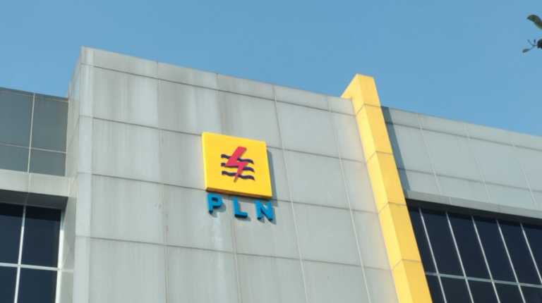 Layanan Energi Terbarukan PLN, Ini Daftar Pembangkit EBT dan Kuota REC yang Tersedia PLN menyediakan layanan energi terbarukan melalui Renewable Energy Certificate (REC). Sumber EBT dalam daftar pembangkit PLN mencakup energi panas bumi dan tenaga air. PLTA Cirata menjadi pembangkit dengan kapasitas terbesar dalam daftar, yaitu 1.008 MW, sementara PLTM Lambur dan PLTA Cirata tercatat memiliki kuota tersedia 0. zonaebt.com