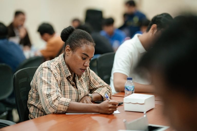 Akrina, Perempuan yang Memperkuat Kompetensi PLTS lewat SINAR ZONAEBT zonaebt.com