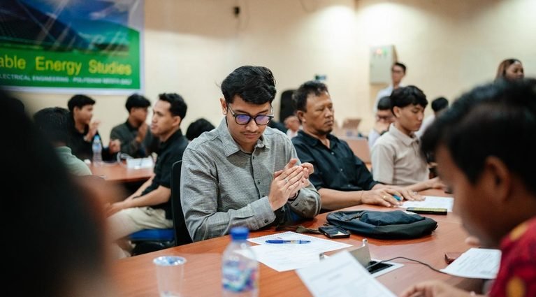 Lulusan Ekonomi Belajar PLTS, Kisah Gde Mahesa di SINAR ZONAEBT zonaebt.com