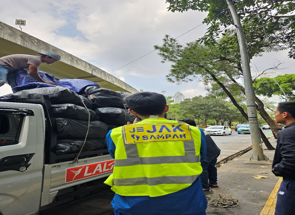 pengelola sampah di ajang maraton