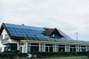 Sistem Off-Grid vs. On-Grid: Pemahaman Dasar untuk Pemilik Panel Surya zonaebt.com