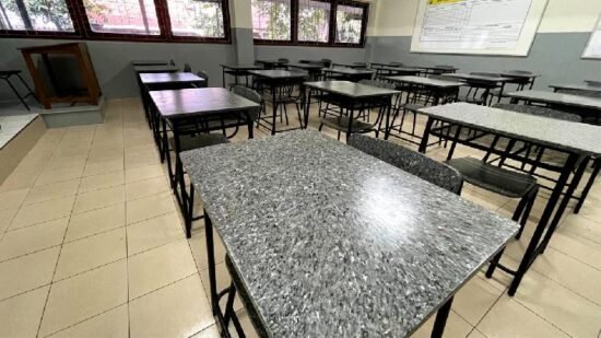 meja dari limbah tutup botol