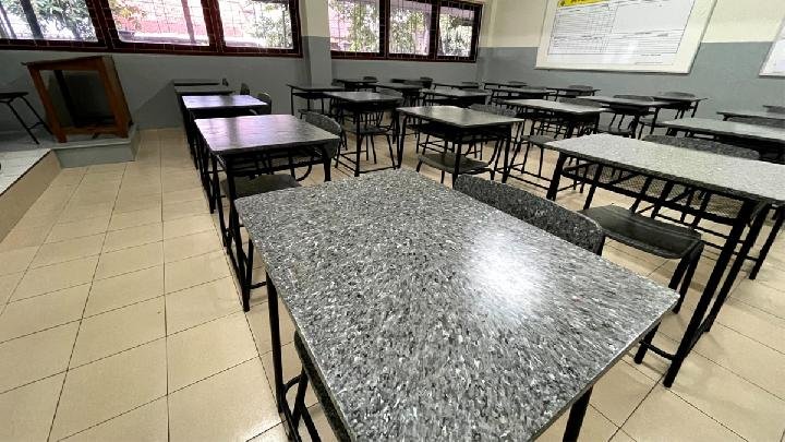 meja dari limbah tutup botol