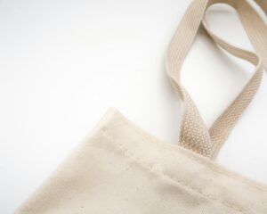 Ilustrasi: Tote bag berbahan kain lebih kuat daripada tas plastik, Sumber: unsplash.com