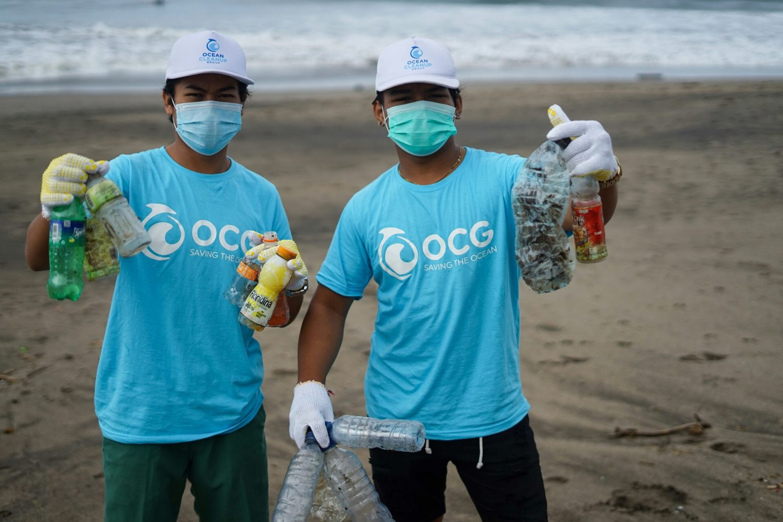 Memungut sampah di pantai
